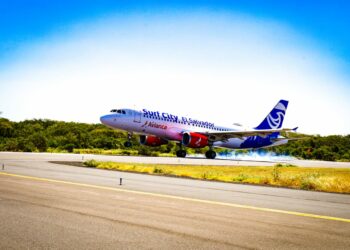 Avión Surf City realiza su primer trayecto hacia Los Ángeles, California