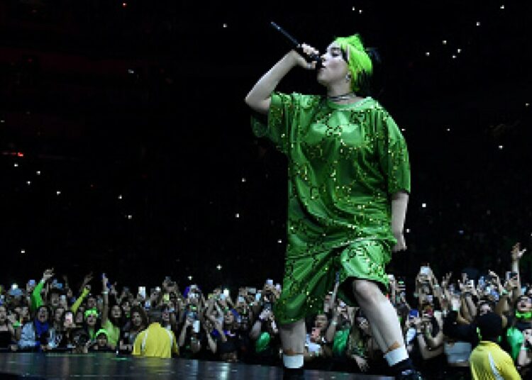 (VIDEO) Billie Eilish detiene su concierto en Atlanta para ayudar a un fan a conseguir un inhalador