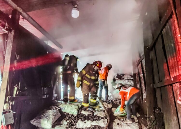 Bomberos sofocan incendio en una carbonera en San Salvador