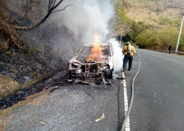 Se reporta vehículo incendiado sobre la carretera Litoral