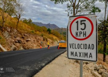 Pavimentación de calle que conecta municipios de Chalatenango muestra avance de 81 %