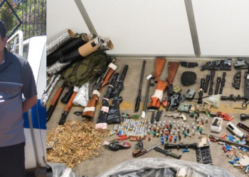 Capturan a sujeto al que se dirigía armamento incautado en aduana: Su vivienda fue allanada y se decomisó más armas y municiones