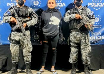 Arrestan a pandillera que extorsionaba a comerciantes en Soyapango