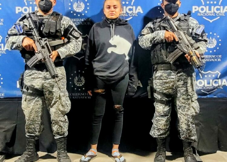 Arrestan a pandillera que extorsionaba a comerciantes en Soyapango