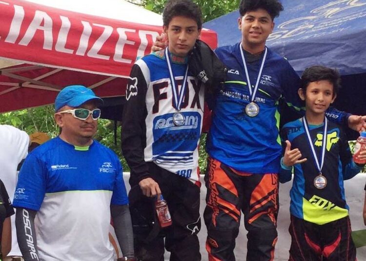 Delegación salvadoreña de ciclismo de downhill competirá en el panamericano en Costa Rica