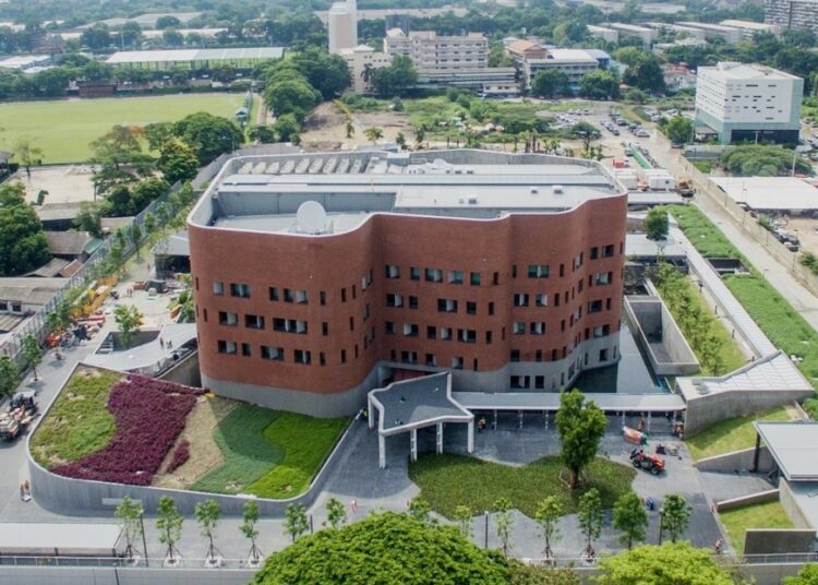 Arrestan a un hombre por instalar cámaras espía en los baños de mujeres de la Embajada de Australia en Bangkok