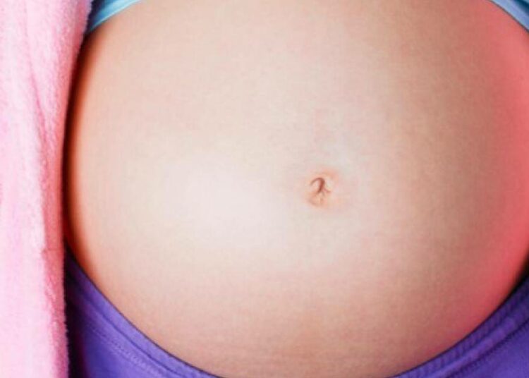 Una paquistaní embarazada se hace martillar un clavo en la cabeza para asegurarse de tener un varón, siguiendo el consejo de una curandera