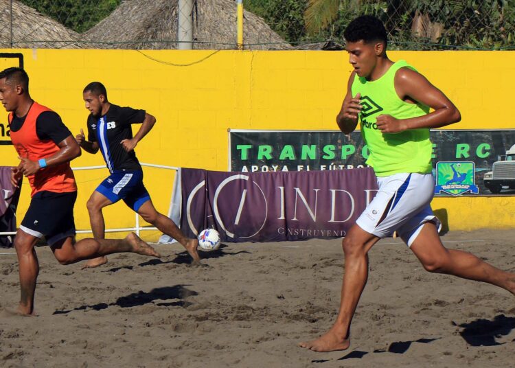 Las selecciones de fútbol playa masculina y femenina iniciaron su preparación para competencias internacionales en la Barra de Santiago