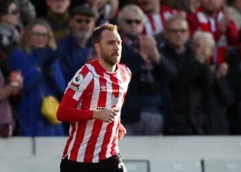 Christian Eriksen volvió a jugar un partido oficial tras el paro cardíaco que sufrió hace 259 días: el emotivo ingreso a la cancha y la reacción del público