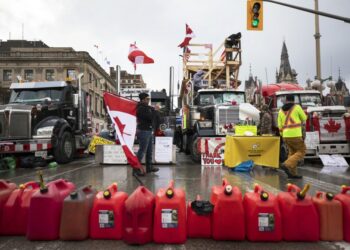 Canadá se prepara para acabar con el bloqueo en la frontera con EEUU y movilizó a la policía al puente Ambassador