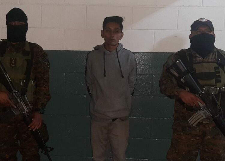 Fuerza Armada ubica a sujeto con abundante cocaína en Mejicanos