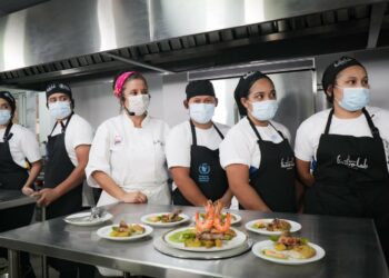 Se gradúa primera generación de estudiantes del programa Gastro-Lab Surf City