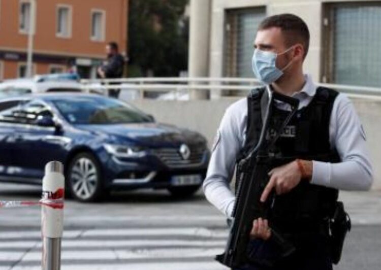 Un hombre amenazó con atacar a policías con cuchillo y fue abatido en París, Francia
