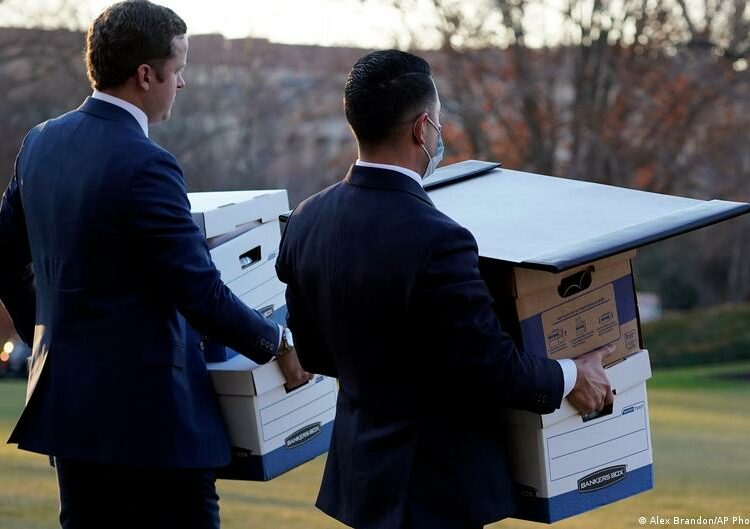 Hallan archivos clasificados en cajas que se había llevado Trump de la Casa Blanca