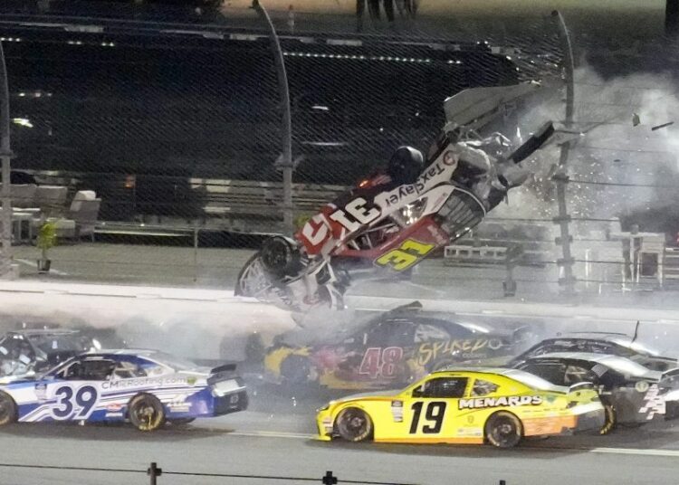 (VIDEO) El piloto de NASCAR Myatt Snyder sale vivo tras sufrir un violento choque durante la carrera Xfinity en el Daytona International Speedway