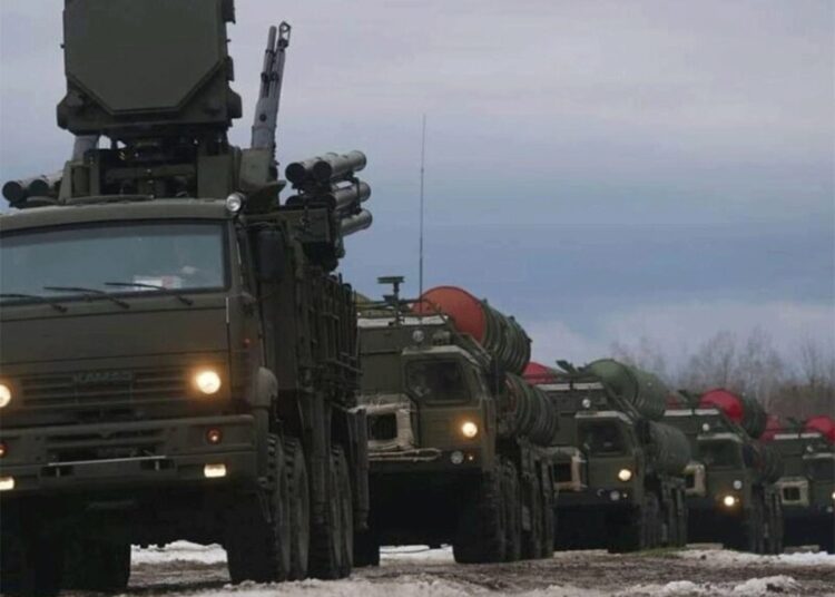 (VIDEOS) Putin ordenó desplegar al Ejército ruso en los territorios separatistas de Ucrania