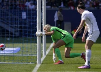 (VIDEO) Jugadora de Nueva Zelanda marca un ‘hat trick’ en propia puerta