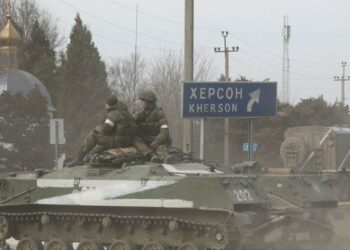 (VIDEOS) Los soldados rusos entran en Kiev, y medios informan de duros combates en barrio gubernamental