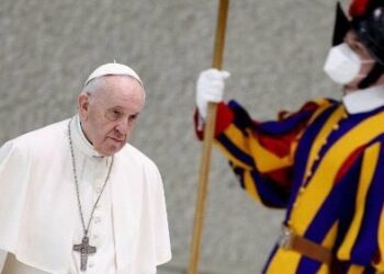 El papa Francisco fue por sorpresa a la embajada rusa en el Vaticano a tratar de mediar por la invasión a Ucrania