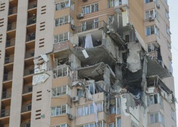 (VIDEOS) misil ruso impacta en un edificio residencial en Kiev