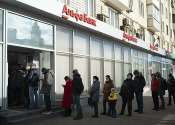 El rublo se hunde 30% y marca un récord histórico tras la exclusión de bancos rusos del SWIFT