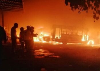Incendio consume 18 unidades de transporte colectivo en La Libertad