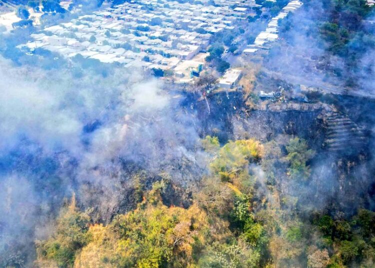 Incendio forestal en sector de residencial Vista al Lago, Ilopango es controlado por Bomberos