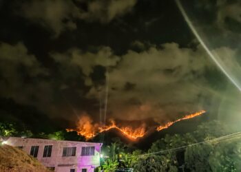 Bomberos sofocan fuerte incendio en cerro de Nejapa
