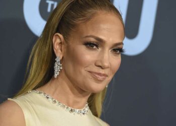 JLO impacta con atrevido body en el escenario