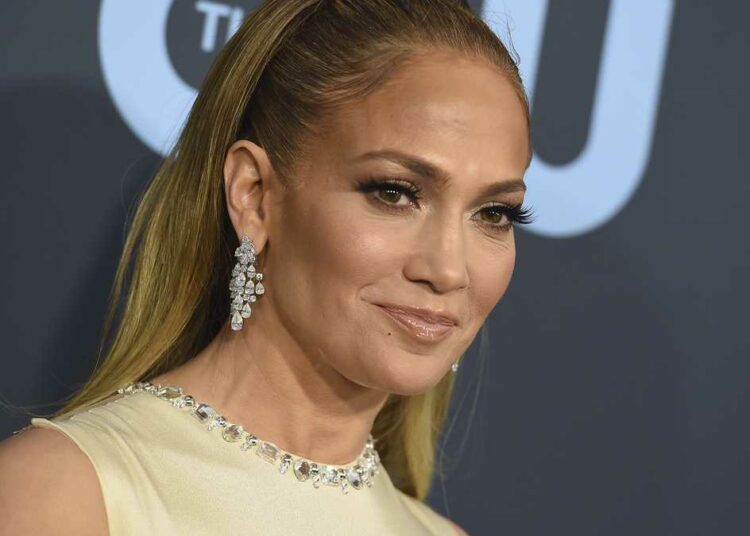JLO impacta con atrevido body en el escenario