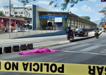 Anciano muere atropellado por una rastra en Alameda Juan Pablo II, San Salvador