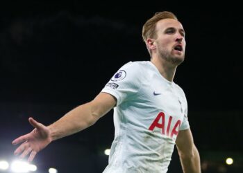 El huracán Kane doblega al líder Manchester City con doblete en Etihad Stadium