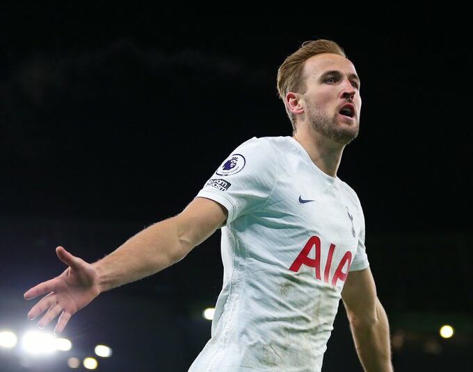 El huracán Kane doblega al líder Manchester City con doblete en Etihad Stadium