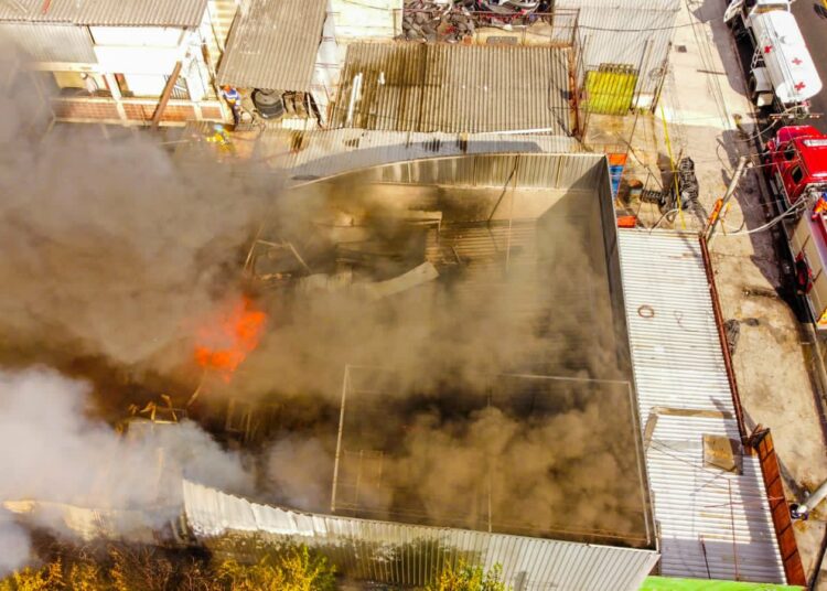 Incendio consume taller y venta de repuestos en colonia La Rábida, San