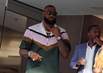 Lebron James lució durante el Super Bowl LVI un reloj de 6,5 millones de dólares