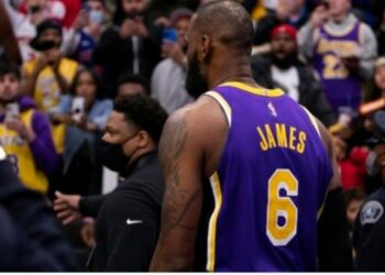 (VIDEO) «Este tipo está loco»: LeBron James esquiva a dos aficionadas de la forma más inesperada