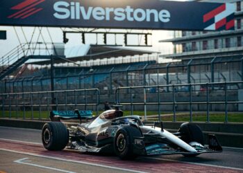 Las primeras imágenes de Lewis Hamilton a bordo del nuevo Mercedes con el que buscará volver a protagonizar la Fórmula 1