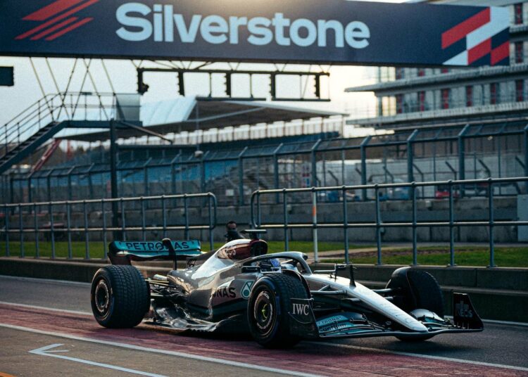 Las primeras imágenes de Lewis Hamilton a bordo del nuevo Mercedes con el que buscará volver a protagonizar la Fórmula 1