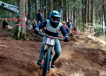 La ciclista salvadoreña Mariana Salazar se corona campeona del Open Downhill en Costa Rica