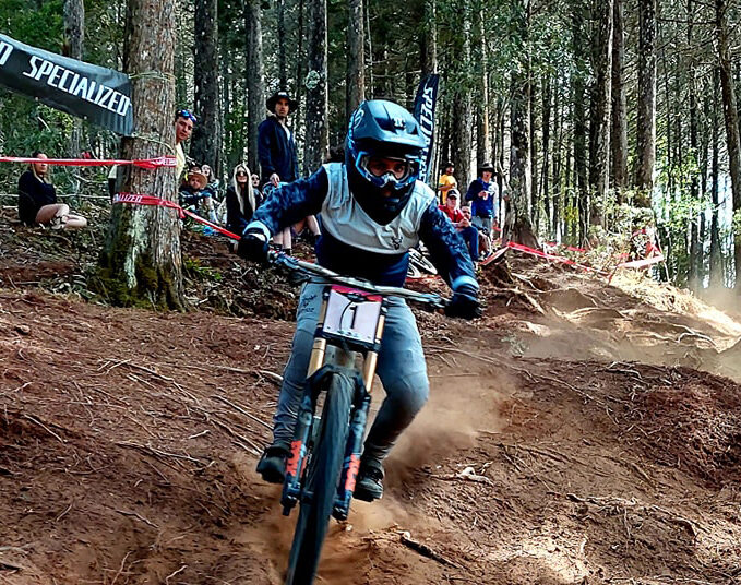 La ciclista salvadoreña Mariana Salazar se corona campeona del Open Downhill en Costa Rica