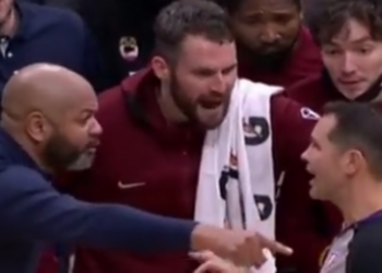 La jugada de la que todos hablan en la NBA: un árbitro convalidó un triple que no entró al aro y provocó la ira del equipo perjudicado