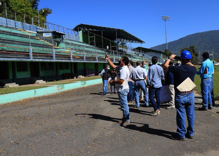 Representante de empresas interesadas en hacer modificaciones al estadio «Las Delicias» de Santa Tecla visitaron el escenario deportivo