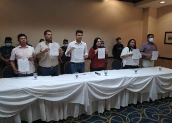 Dos directores departamentales y concejal de San Salvador presentan su renuncia de ARENA