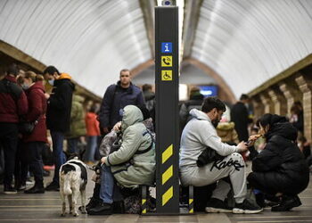 (VIDEO) Civiles ucranianos se refugian en el metro durante la operación militar rusa en Ucrania