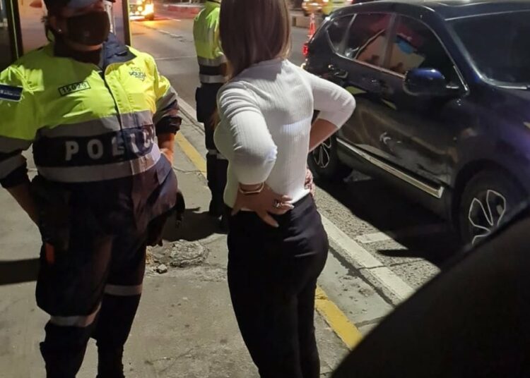 Mujer es sacada de las calles por conducir en estado de ebriedad