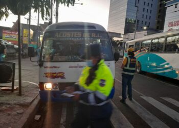 VMT sanciona a conductor de buses por no portar licencia de conducir