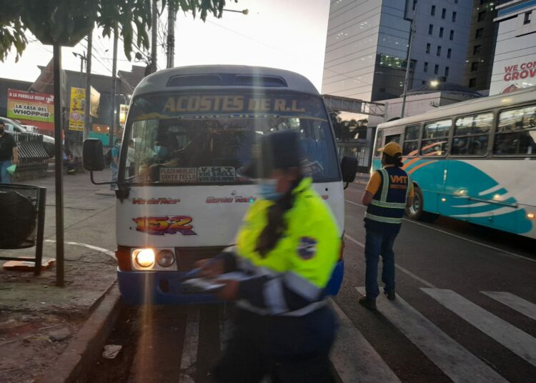 VMT sanciona a conductor de buses por no portar licencia de conducir
