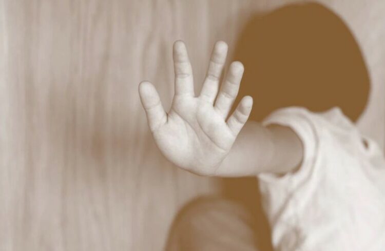 Condenan a 20 años de cárcel a agresor sexual de una niña de 8 en Chalatenango