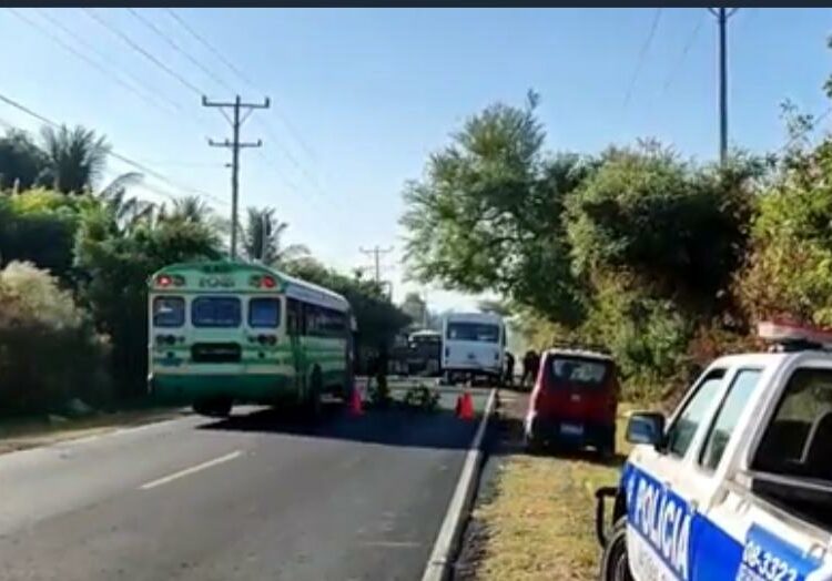 Reportan motociclista fallecido tras impactar contra parte trasera de un bus en San Luis La Herradura, La Paz