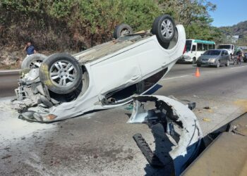 Se reporta vehículo volcado sobre carretera Los Chorros